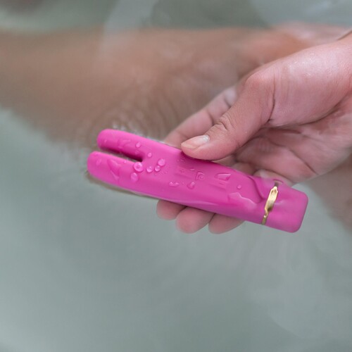 Crave Duet Flex Vibrator pink in water 2