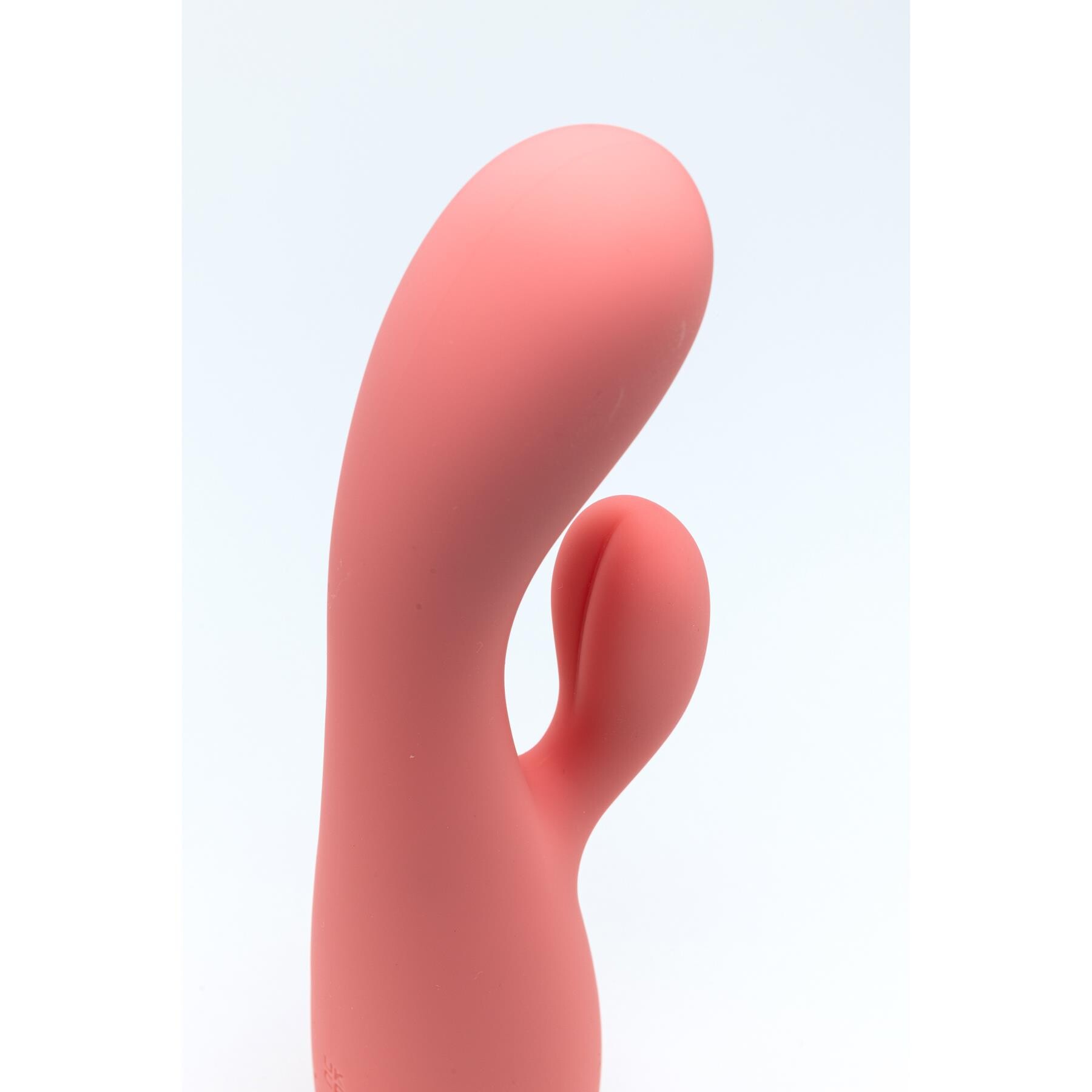 Groovy Glow Ups Curvie Dual Stimulating Vibrator - Product Shot - Close Up on Tip