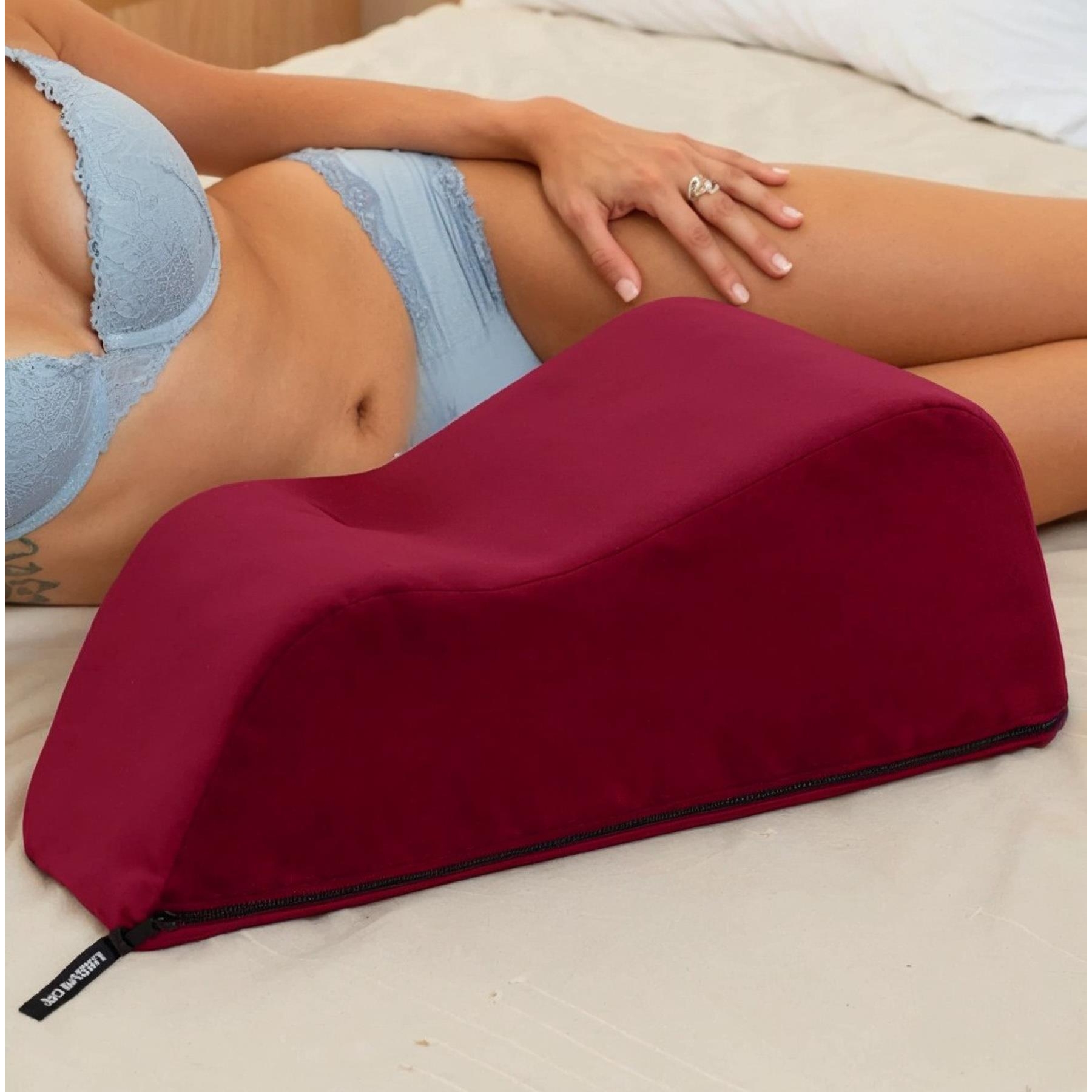 Liberator Wanda color burgundy with model on bed