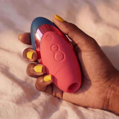Womanizer Next Liberty color blue/red in hand