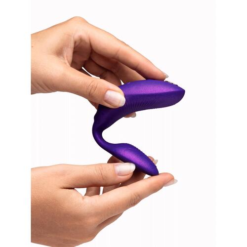 We-Vibe Chorus Pro App Enabled Couples Vibrator COLOR PRUPLE IN HAND